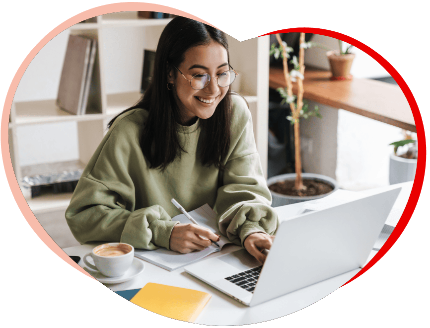 Communicatiemedewerker achter laptop